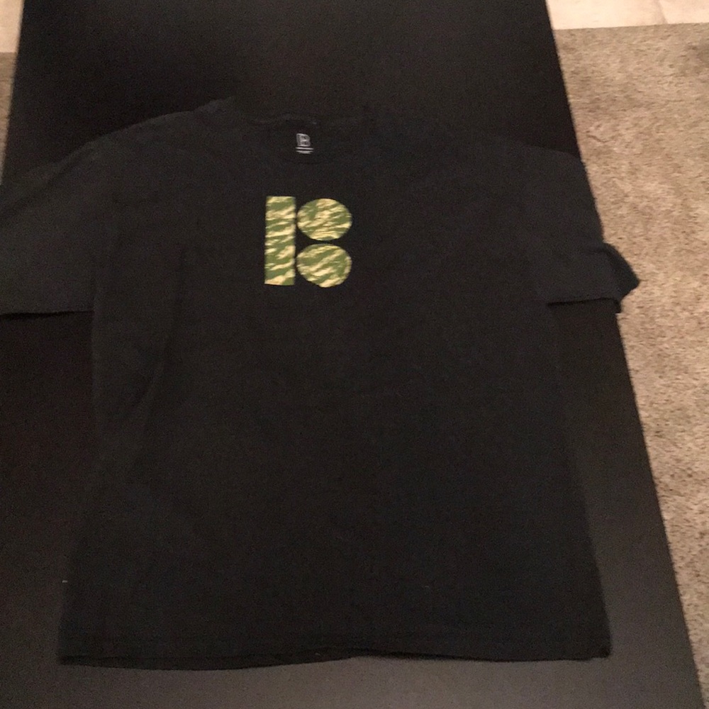 Men’s Tee Black and Camo XL